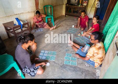 Haikesa / Indonesien - 10. August 2018: Familie spielt Bingo auf dem Boden des Wohninnenraums Stockfoto