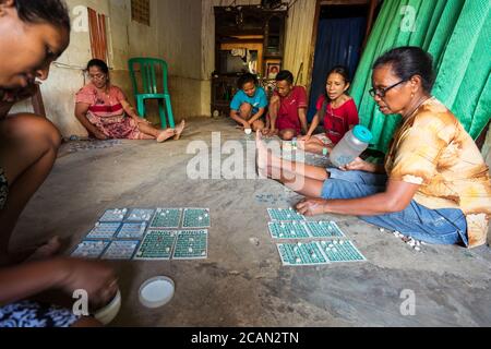 Haikesa / Indonesien - 10. August 2018: Familie spielt Bingo auf dem Boden des Wohninnenraums Stockfoto