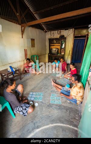 Haikesa / Indonesien - 10. August 2018: Familie spielt Bingo auf dem Boden des Wohninnenraums Stockfoto