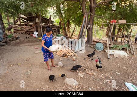 Haikesa / Indonesien - 10. August 2018: Frau, die Reis mit Sieb in einem armen ländlichen Dorf durchsiebt Stockfoto