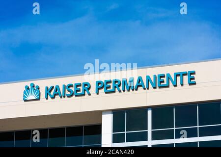 Kaiser permanente unterzeichnen auf Skyport Medical Offices des Integrierten Managed Care Konsortiums - San Jose, Kalifornien, USA - 2020 Stockfoto