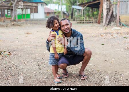 Haikesa / Indonesien - 10. August 2018: Porträt eines Vaters mit Sohn in einem christlichen Dorf in Indonesien Stockfoto