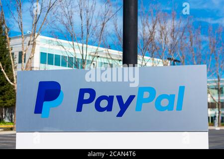 PayPal-Logo und Zeichen am Firmensitz Gebäudefassade im Silicon Valley. PayPal Holdings Inc. Ist ein amerikanisches Unternehmen, das eine weltweite Onli betreibt Stockfoto