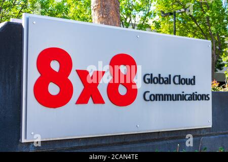 8x8 Zeichen am Firmensitz in Silicon Valley, 8x8 Inc. Ist ein Anbieter von Voice-over-IP-Produkte - San Jose, Kalifornien, USA - 2020 Stockfoto