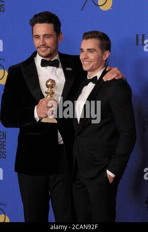 LOS ANGELES - 7. JANUAR: James Franco, Dave Franco im 75. Golden Globes Presseraum im Beverly Hilton Hotel am 7. Januar 2018 in Beverly Hills, CA Stockfoto