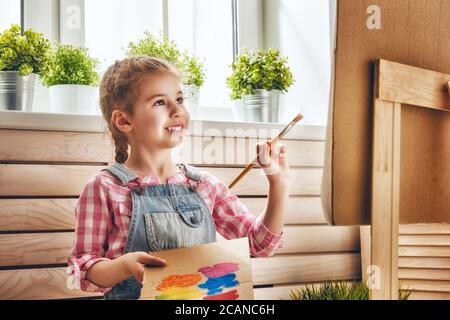 Happy Little Kind zeichnet Farben. Sweet Mädchen in Kreativität engagiert. Stockfoto