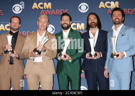 LAS VEGAS - APR 15: Whit Sellers, Trevor Rosen, Matthew Ramsey, Geoff Sprung, Brad Tursi, Old Dominion bei den Academy of Country Music Awards 2018 in der MGM Grand Garden Arena am 15. April 2018 in Las Vegas, NV Stockfoto