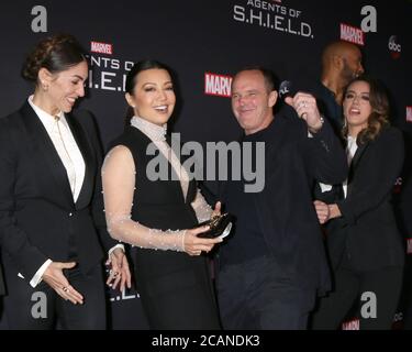 LOS ANGELES - 24. FEB: Natalia Cordova-Buckley, Ming-Na Wen, Clark Gregg bei 'Marvel's Agents of S.H.I.E.L.D.' 100th Episode Party im Ohm Nightclub am 24. Februar 2018 in Los Angeles, CA Stockfoto