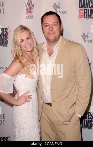 LOS ANGELES - JUN 16: Beth Behrs, Michael Gladis bei der Weltpremiere von 'Antiquities' am 16. Juni 2018 in Los Angeles, CA im TCL Chinese 6 Theatres Stockfoto