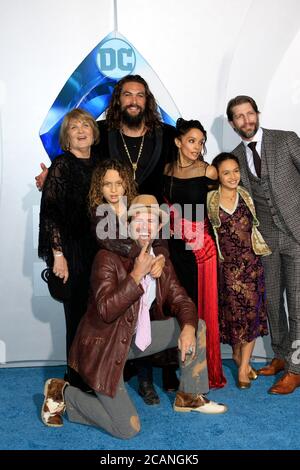 LOS ANGELES - DEZ 12: Coni Momoa, Jason Momoa, Lisa Bonet, Nakoa-Wolf Momoa, Lola Iolani Momoa, zu Gast bei der 'Aquaman' Premiere im TCL Chinese Theatre IMAX am 12. Dezember 2018 in Los Angeles, CA Stockfoto