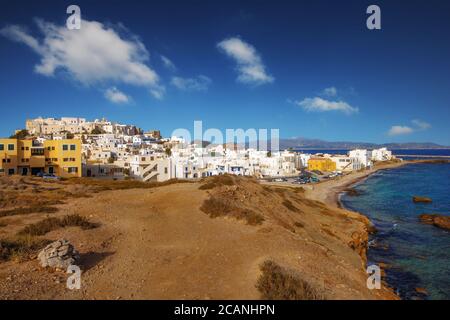 Ein Blick auf Naxos Stadt (Chora) und Grotta Strand in Sommer Stockfoto