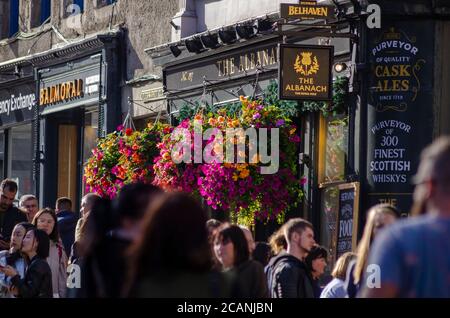 EDINBURGH, SCHOTTLAND, Großbritannien - 13. September 2019 - Touristen und Einheimische, die vor dem öffentlichen Haus Albanachs in der Royal Mile der Altstadt von Edinburgh in der Nähe der Stadt unterwegs sind Stockfoto