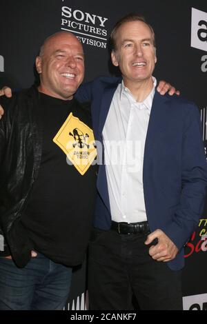 SAN DIEGO - JUL 19: Dean Norris, Bob Odenkirk bei der AMC's 'Better Call Saul' Staffel 4 Premiere auf der Horton Plaza 8 am 19. Juli 2018 in San Diego, CA Stockfoto