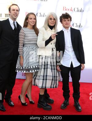 LOS ANGELES - 6. MAI: Gast, Dexter Keaton, Diane Keaton, Duke Keaton im 'Book Club' LA Premiere im Village Theater am 6. Mai 2018 in Westwood, CA Stockfoto