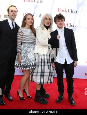 LOS ANGELES - 6. MAI: Gast, Dexter Keaton, Diane Keaton, Duke Keaton im 'Book Club' LA Premiere im Village Theater am 6. Mai 2018 in Westwood, CA Stockfoto