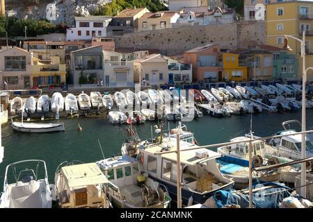 Blick auf den Hafen Vallon des Auffes und traditionelle Fischerboote in Marseille, Frankreich Stockfoto