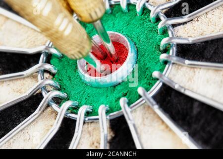 Erfolg Schlagen Ziel Ziel Zielerreichungskonzept Hintergrund - drei Darts in Bullauge Nahaufnahme. Rote drei Darts Pfeile in der Zielmitte busin Stockfoto