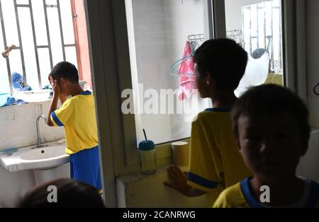 Weining, Chinas Provinz Guizhou. August 2020. Spieler der Fußballmannschaft "Green Pepper" waschen Gesichter in ihrem Schlafsaal in den autonomen Bezirken Yi, Hui und Miao in Weining, südwestlich der Provinz Guizhou, China, 7. August 2020. Über 40 lokale Studenten bildeten eine Fußballmannschaft namens "Green Pepper" und widmeten sich dem Fußballtraining während der Sommerferien in Shimen Township in Weining County, einem ländlichen Ort mit einer durchschnittlichen Höhe von über 2,000 Metern. Quelle: Jin Liangkuai/Xinhua/Alamy Live News Stockfoto