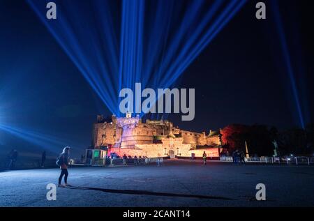 Der Himmel über Edinburgh Castle wird von My Light Shines On, einer Außenlichtinstallation für das Edinburgh International Festival 2020, erleuchtet. Veranstaltungsorte in der ganzen Stadt, darunter Edinburgh Castle, Festival Theatre und Usher Hall, nehmen an der Veranstaltung Teil, die das Eröffnungswochenende der Festivalsaison 2020 markiert. Stockfoto
