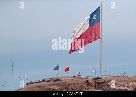 Chilenische Nationalflagge, touristischer Aussichtspunkt von El Morro, Arica, Nordchile 23. Okt 2017 Stockfoto
