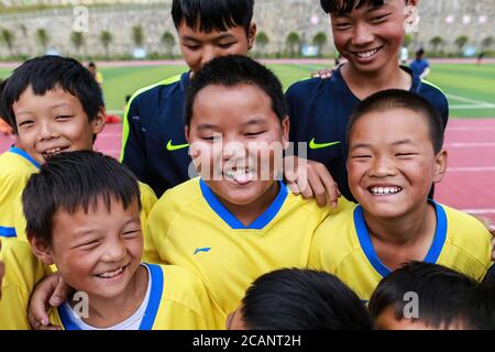 Weining, Chinas Provinz Guizhou. August 2020. Spieler der Fußballmannschaft „Green Pepper“ werden bei einer Trainingseinheit an der Shimen Minzu Mittelschule in den autonomen Bezirken Yi, Hui und Miao in Weining, Provinz Guizhou im Südwesten Chinas, am 7. August 2020 gesehen. Über 40 lokale Studenten bildeten eine Fußballmannschaft namens "Green Pepper" und widmeten sich dem Fußballtraining während der Sommerferien in Shimen Township in Weining County, einem ländlichen Ort mit einer durchschnittlichen Höhe von über 2,000 Metern. Quelle: Liu Xu/Xinhua/Alamy Live News Stockfoto