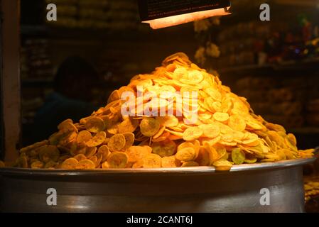 Kerala, Indien. September 07, 2019. Chips-Shop auf der Straße Kizhakkekotta Thiruvananthapuram oder Trivandrum. Haufen Bananenchips für Onam im Chalai Bazaar Stockfoto
