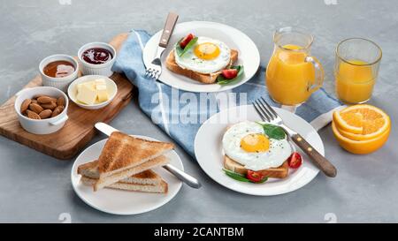 Traditionelles amerikanisches Frühstück auf grauem Hintergrund. Stockfoto