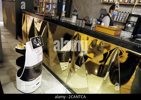 Kairo, Ägypten. August 2020. Ein Roboter namens Mozo, was bedeutet Kellner auf Spanisch, bereitet Mahlzeiten an Kunden im Kimbo Restaurant & Cafe in Kairo, Ägypten, am 7. August 2020 zu liefern. Zum ersten Mal in Ägypten hat ein Restaurant einen Roboter angeheuert, um den Kunden bei der Aufrechterhaltung der sozialen Distanzierung inmitten der COVID-19-Pandemie zu helfen. UM MIT "feature: Ägyptische Restaurant stellt Roboter-Kellner, um soziale Distanzierung inmitten COVID-19 Ausbruch zu erhalten" Credit: Ahmed Gomaa/Xinhua/Alamy Live News Stockfoto