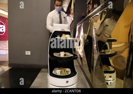 Kairo, Ägypten. August 2020. Ein Roboter namens Mozo, was bedeutet Kellner auf Spanisch, bereitet Mahlzeiten an Kunden im Kimbo Restaurant & Cafe in Kairo, Ägypten, am 7. August 2020 zu liefern. Zum ersten Mal in Ägypten hat ein Restaurant einen Roboter angeheuert, um den Kunden bei der Aufrechterhaltung der sozialen Distanzierung inmitten der COVID-19-Pandemie zu helfen. UM MIT "feature: Ägyptische Restaurant stellt Roboter-Kellner, um soziale Distanzierung inmitten COVID-19 Ausbruch zu erhalten" Credit: Ahmed Gomaa/Xinhua/Alamy Live News Stockfoto