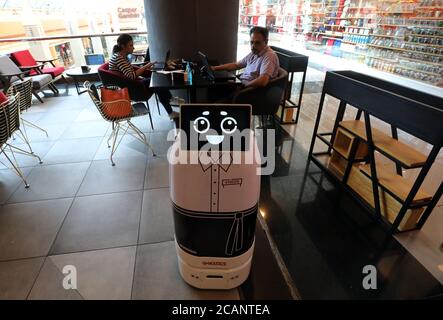 Kairo, Ägypten. August 2020. Ein Roboter namens Mozo, was bedeutet Kellner auf Spanisch, liefert Mahlzeiten an Kunden im Kimbo Restaurant & Cafe in Kairo, Ägypten, am 7. August 2020. Zum ersten Mal in Ägypten hat ein Restaurant einen Roboter angeheuert, um den Kunden bei der Aufrechterhaltung der sozialen Distanzierung inmitten der COVID-19-Pandemie zu helfen. UM MIT "feature: Ägyptische Restaurant stellt Roboter-Kellner, um soziale Distanzierung inmitten COVID-19 Ausbruch zu erhalten" Credit: Ahmed Gomaa/Xinhua/Alamy Live News Stockfoto