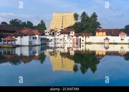 Kerala, Indien. September 07, 2019. Sree Padmanabhaswamy Tempel und Teich von Trivandrum oder Thiruvananthapuram im Tageslicht. Stockfoto