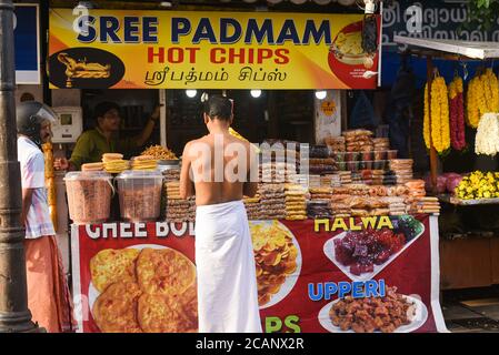Kerala, Indien. September 07, 2019. Chips-Shop auf der Straße Kizhakkekotta Thiruvananthapuram oder Trivandrum. Haufen Bananenchips für Onam im Chalai Bazaar Stockfoto