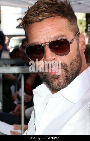 LOS ANGELES - APR 16: Ricky Martin bei der Eva Longoria Baston Star Ceremony auf dem Hollywood Walk of Fame am 16. April 2018 in Los Angeles, CA Stockfoto