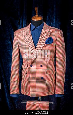 Herren Business-Anzug auf Schaufensterpuppe, Vintage-Farbe. Elegante Karierte Anzug mit Tasche Quadrat Stockfoto