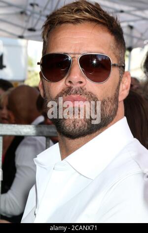 LOS ANGELES - APR 16: Ricky Martin bei der Eva Longoria Baston Star Ceremony auf dem Hollywood Walk of Fame am 16. April 2018 in Los Angeles, CA Stockfoto