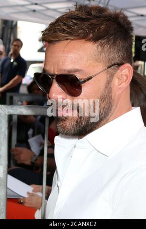 LOS ANGELES - APR 16: Ricky Martin bei der Eva Longoria Baston Star Ceremony auf dem Hollywood Walk of Fame am 16. April 2018 in Los Angeles, CA Stockfoto