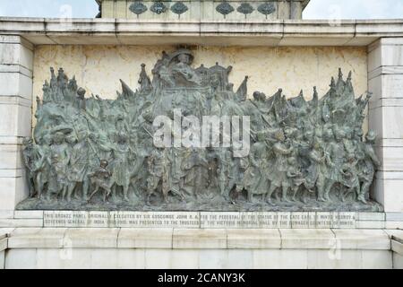 Bronze-Denkmal-Panel auf das Victoria Memorial building in Kolkata, Indien Stockfoto