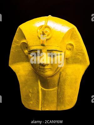 Ägypten, Kairo, Ägyptisches Museum, gefunden in der königlichen Nekropole von Tanis, Grab des Königs Amenemope : Oberer Teil des vergoldeten hölzernen Sarges. Stockfoto