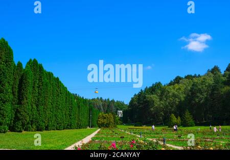 Seilbahn mit klarem blauen Himmel im Park. Urlaubsreisekonzept. Park, Rosen, grünes Gras. Kislowodsk, Russland, 07. August 2020 Stockfoto