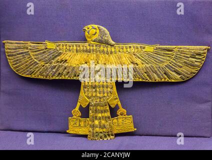 Ägypten, Kairo, Ägyptisches Museum, Schmuck in der königlichen Nekropole von Tanis gefunden : Anhänger, oder Amulett, von König Amenemope, in Form eines Falken. Stockfoto