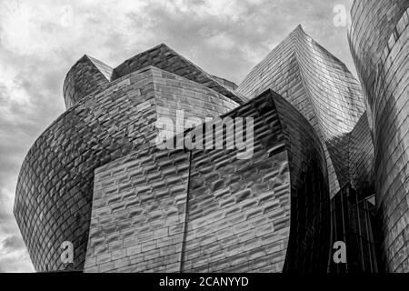 BILBAO, SPANIEN - 9. SEPTEMBER 2019: Detailansicht des Guggenheim Museums in Bilbao, Biskaya, Baskenland, Spanien Stockfoto