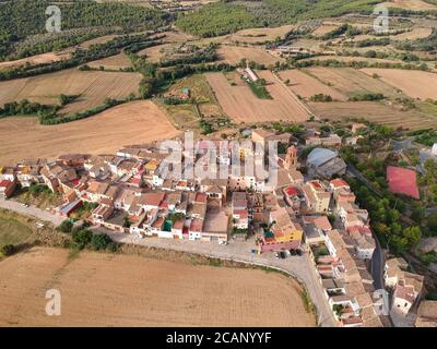 Luftaufnahme des kleinen spanischen Dorfes namens Baldellou Stockfoto