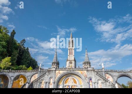 LOURDES, FRANKREICH - SEPTEMBER 14 2019: Wallfahrtskirche unserer Lieben Frau von Lourdes in Lourdes, Frankreich Stockfoto
