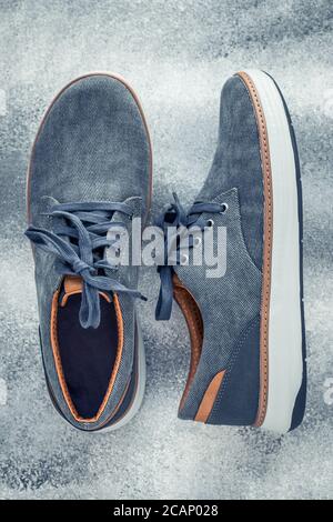 Ein Paar Herrenschuhe auf grauem Hintergrund. Herren Schnürschuhe, Draufsicht. Zwangloses Style-Konzept Stockfoto