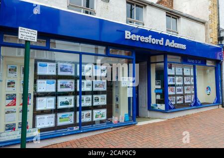 Prestatyn, Großbritannien: 06. Jul 2020: Beresford Adams ist ein regionaler Immobilienmakler mit Niederlassungen in Nord-Wales und Chester. Dies ist ihr Prestatyn-Zweig. Stockfoto