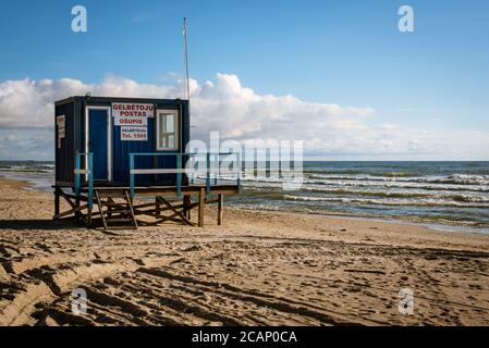 Baywatch Stand an einem leeren Strand an einem sonnigen Tag mit Blick auf das Meer und einige Wolken am Himmel. Schriften: 'Baywatch' Stockfoto