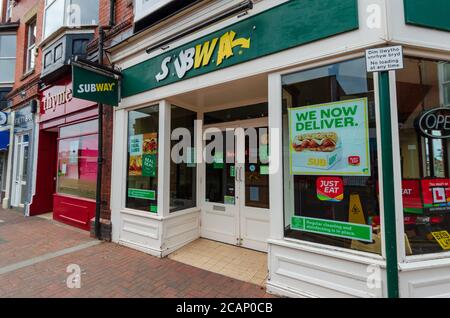 Prestatyn, UK: 06. Jul 2020: Eine Filiale des internationalen Fast-Food-Einzelhändlers Subway zeigt Anzeigen für seinen Lieferservice an Stockfoto