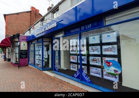 Prestatyn, Großbritannien: 06. Jul 2020: Beresford Adams ist ein regionaler Immobilienmakler mit Niederlassungen in Nord-Wales und Chester. Dies ist ihr Prestatyn-Zweig. Stockfoto