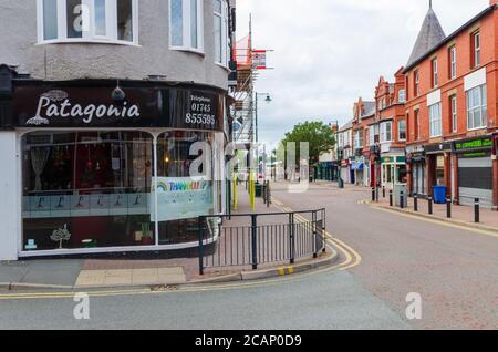 Prestatyn, Großbritannien: 06. Jul 2020: Ein allgemeiner Blick auf die High Street am frühen Abend. Das Restaurant Patagonia befindet sich im Vordergrund Stockfoto