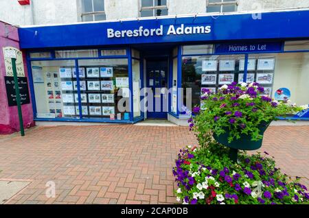 Prestatyn, Großbritannien: 06. Jul 2020: Beresford Adams ist ein regionaler Immobilienmakler mit Niederlassungen in Nord-Wales und Chester. Dies ist ihr Prestatyn-Zweig. Stockfoto